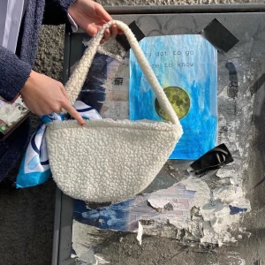 Baguette bag i teddy tyg✨💞😇 - En egen sydd väska i återanvänt teddy tyg, perfek till shopping rundan eller till fest, mordern, snygg och miljövänlig 😇✨💞 350kr inklusive frakt