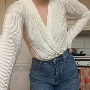 Vit topp/body - Superfin vit body som går att både styla upp till fest och ner till vardags, passar allt !! Kommer tyvärr inte till användning längre :/ 💕💕💕💕