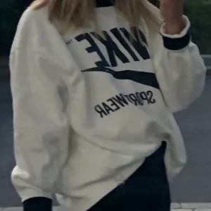 Vit Nike sweatshirt  - Vit Nike sweatshirt super fin! Inga fläckar. Den är äkta och super skön. Frakten är 59kr🥰 om flera är intresserade blir det budgivning! 