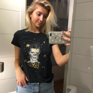 Bowie t-shirt - David Bowie t-shirt från H&m i bra skick. Endast använd några få gånger💕 