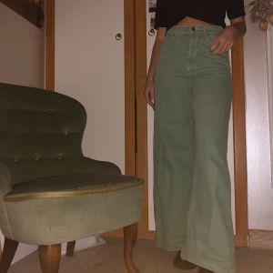 Gröna flarejeans - Ljusgröna jeans med vita, söta sömmar från zara 🧚