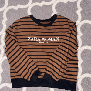 Sweatshirt från ZARA  - En sweatshirt från ZARA, jättefin nu till hösten! 🍁🍂Storleken står inte men den passar en S, M och liten L beroende på hur man vill att den ska sitta. Köpt för 349kr och är sparsamt använd! 