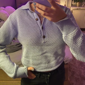 Stickat - Finaste stickade tröjan köpt på urban outfittees för 600kr liter hål på ena ärmen se bild 2 men går lätt att sys ihop! 