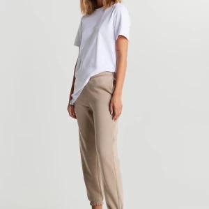 Mjukisbyxor Gina stl M  - Superfina och sköna beiga mjukisbyxorna från Gina i stl M! Använda men i fint skick!! Säljer då de är något korta på mig, är 180 cm. 