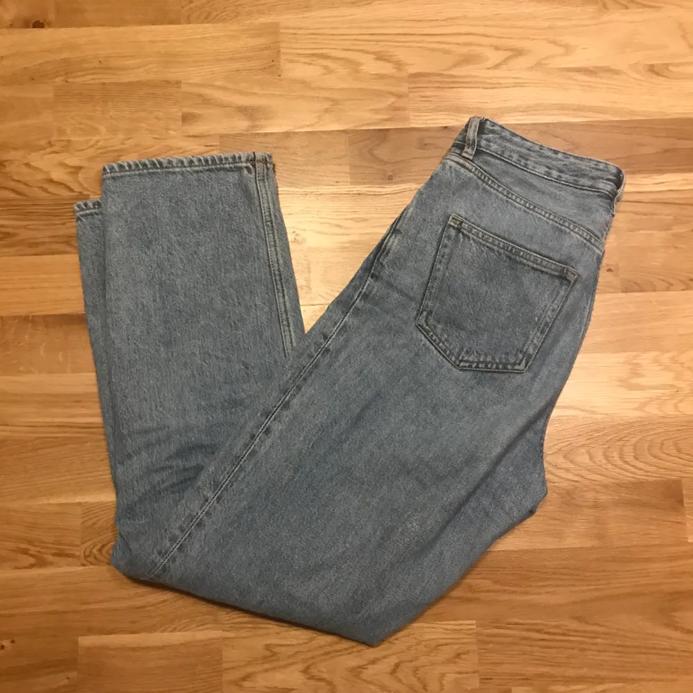 TAIKI high waist balloon leg jeans från Monki i waist 27. Köpte dessa på Plick som en stl M, men såg nu att det är waist 27 vilket inte alls är min definition av en M, så det förklarar varför de suttit för tight! Använda men har mycket kvar att ge! . Jeans & Byxor.
