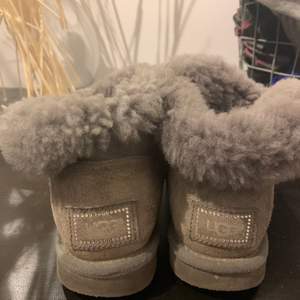 Gråa uggs i storlek 37, nypris 1800 kronor.