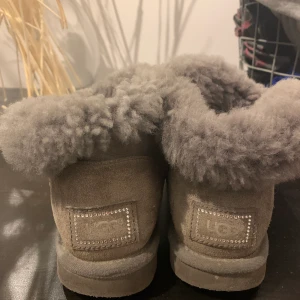 Äkta Uggs storlek 37 - Gråa uggs i storlek 37, nypris 1800 kronor.