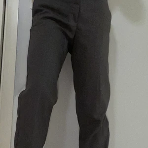 Grå kostymbyxor  - Säljer dessa fina fråm mango! Skit snygg passform ifall det är rätt storlek. Gör sig inte alls rättvisa på mig då de är förstora tyvärr. 
