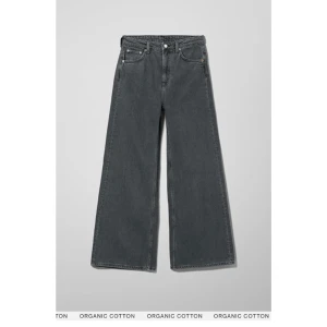 Ace High Wide Jeans Weekday - Säljer mina Ace jeans från Weekday i färgen Night Black. Snygg lite mer gråsvart färg! Har ingen bra bild på byxorna så dessa är från hemsidan. Byxorna är endast använda en gång men är lite mer stretchiga än de andra. Superbra kvalitet! ⛈🕷🖤🤍🦋