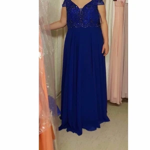 Balklänning/Festklänning  - Säljer nu min fina långklänning. Endast använd en gång, några få timmar på ett bröllop. Klänningen är i storlek 46 men är mer som en 40/42. Marinblå färg, inlägg finns isytt, paljetter från ungefär midjan och upp (se bild). Köpt för 4000kr säljer den nu för 3200kr, kan gå ner i pris vid snabb affär! 