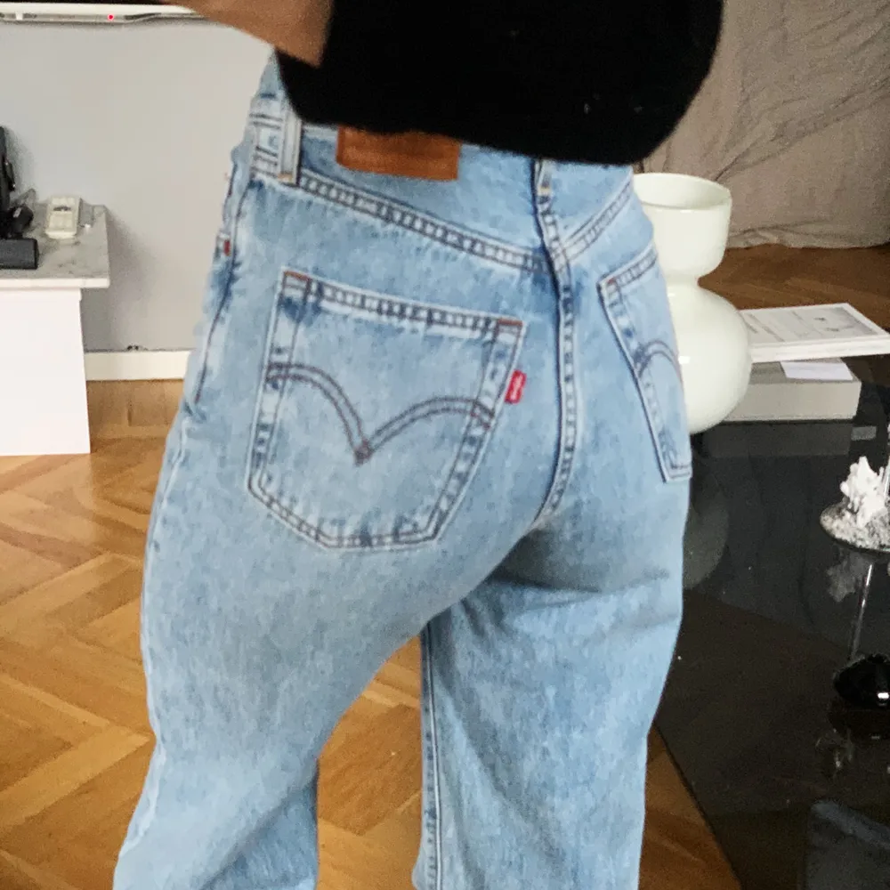 Hög Levisjeans i ljus tvätt - supersköna! Det är i stl 25 men är snäppet för stora för mig. Skulle därför tippa på att det passar även en med 26-27 i stl. W25 L32 (107cm långa) . Jeans & Byxor.