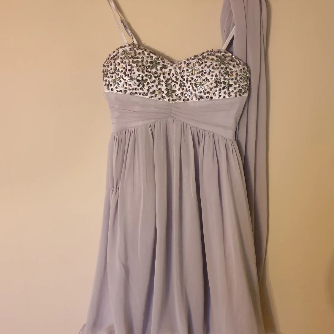 Grå klänning  - 90