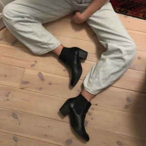 Svarta klackskor  - Svarta klackskor från Åhléns i bra skick, strl 39! 