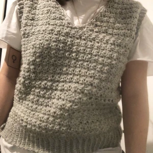 Virkad väst🐘 - EgenVirkad väst i grått garn! 75% ull 25% polyamid 💖 Går att göra i massor av andra färger🌟