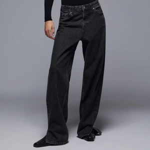 Jeans - Säljer dessa skitsnygga mörkgråa jeans med slit ifrån Zara🤩🤩Endast provade!! Storlek 36!🥰