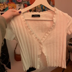 Topp från bershka strl M - Jättefin topp från bershka i storlek M, helt oanvänd och i jättefint skick! Köparen står för frakt!