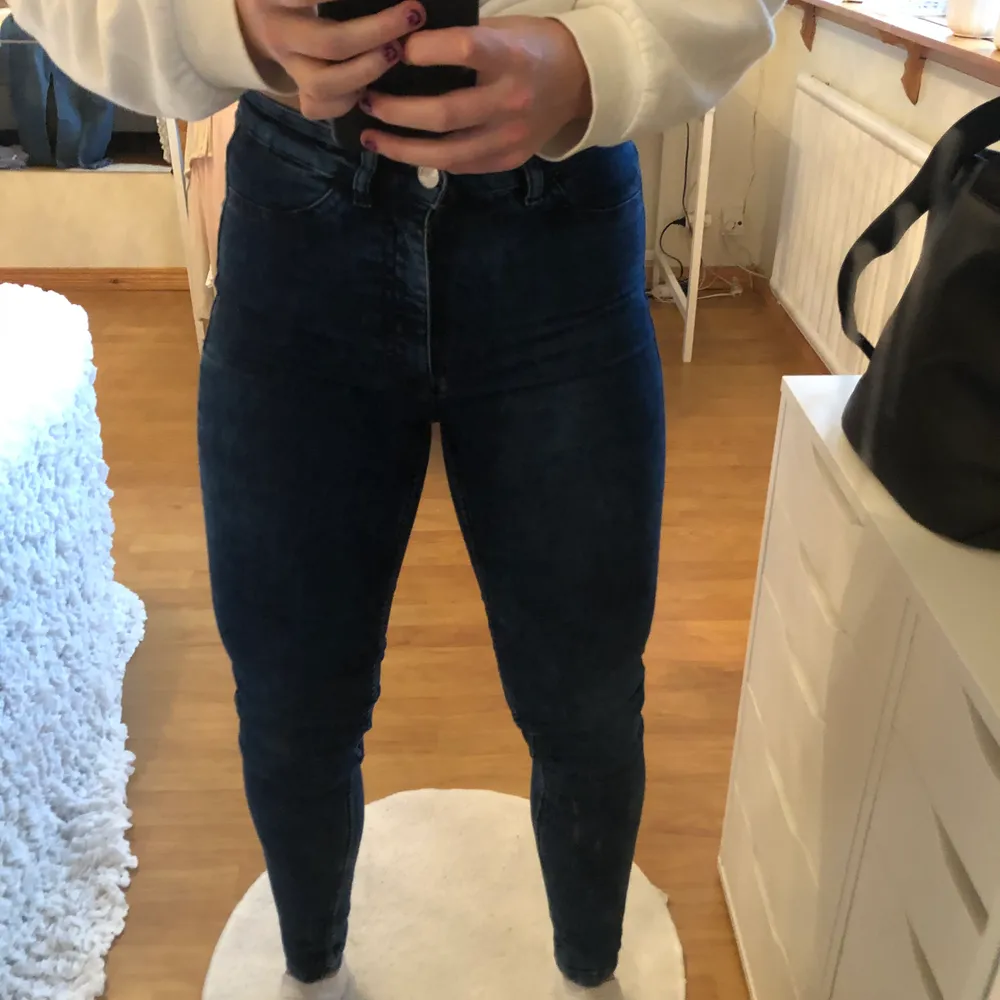 ✨Jeans från H&M ✨Storlek 36 ✨Pris: 90kr. Jeans & Byxor.