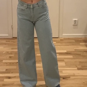 Wideleg jeans från junkyard! - Ett par nästan oanvända wideleg jeans från junkyard i färgen miamiblue! sjukt snygga, storlek 25 och sitter som en smäck. Nypris 500, mitt pris 300 + frakt då dom är intill nya. Kontakta mig om du är intreserad, frakt 66 :)