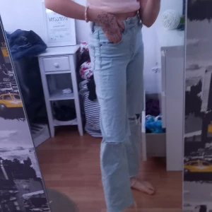 Ett bar ljusblå jeans från H&M - Säljer dessa superssnygga jeans från hm, sitter som en liten 36 enligt mig fast de är 34, köparen står för frakten!🤎