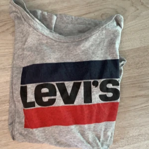 Levi’s tröja  - En grå Levi’s tröja i storlek S men kan även passa M, knappt använd. 