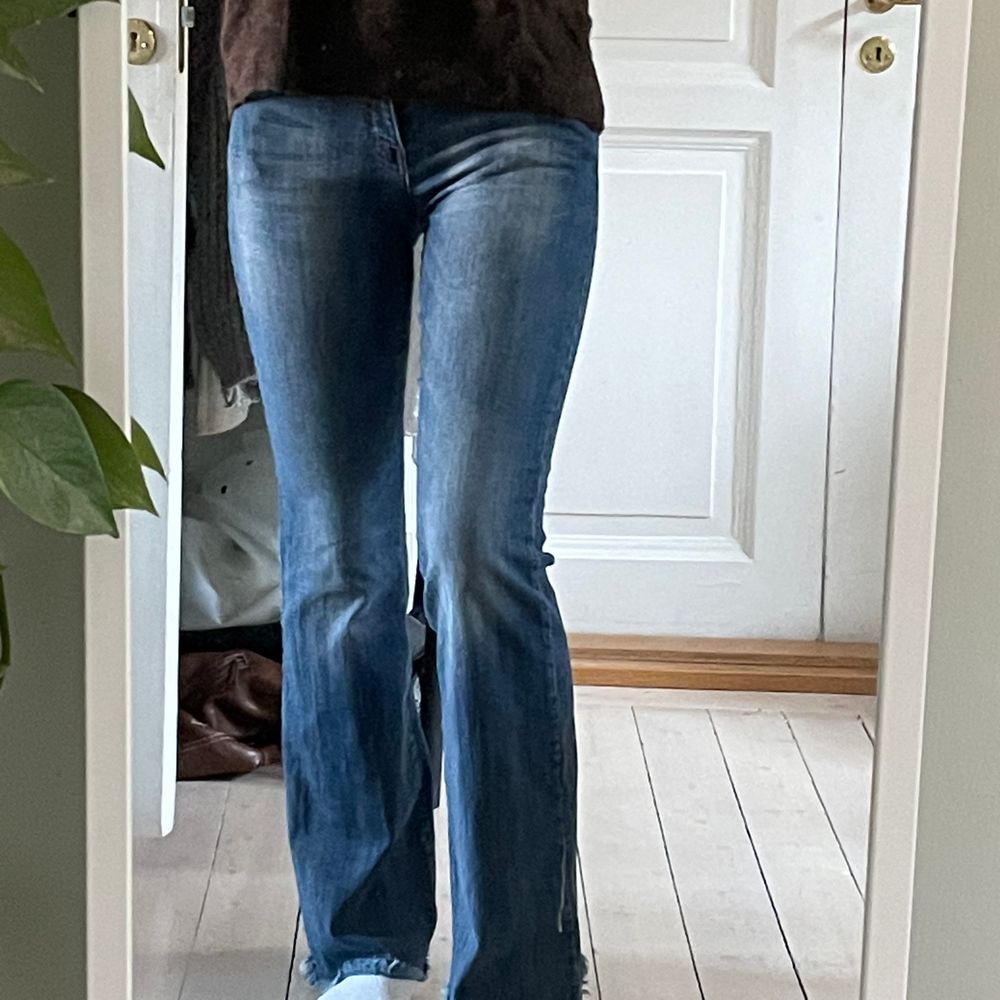 ALDRIG har jag fått så snygg rumpa i ett par jeans. Så skönt material och väldigt stretchiga byxor i storlek 36 men skulle möjligtvis kunna passa en 38 också gissar (!) jag på. Tycker dessa är så snygga men jag har nästan aldrig på mig bootcut jeans. Tror jag haft på mig dem en gång så de är nästan orörda, men de är köpta second hand av mig. Dock otroligt välbevarade ändå, förutom att lappen där bak på byxorna har lossnat lite i kanten. Superlätt att bara sy/limma tillbaka dock. Köparen står för frakten som tillkommer 💖. Jeans & Byxor.