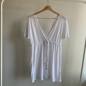 Strand klänning  - Tunn strand klänning köpt på primark i Manchester, aldrig använd. Skriv om du är intresserad eller undrar något💕