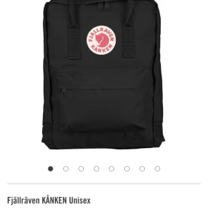 Fjällrävens kånken!!! - 🖤DEN SVARTA ÄR SÅLD!🖤Säljer nu dessa fina kånken ryggstäckar från fjällräven. De båda är originalstorleken. De är i fint skick och har inga skador. En väska kostar 300kr, men köper du båda två så får du dem för 500kr! 👍🏽 köparen står för frakt 💖