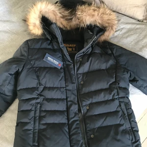 Dunjacka Woolrich - Säljer en dunjacka från Woolrich. Köpt på Nk. Sparsamt använd! Storlek M men som en small☺️Buda i kommentarerna. 💫
