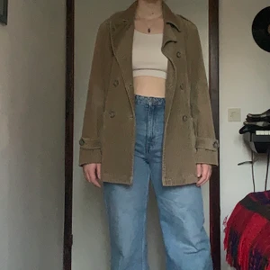 Manchester jacka - Jättesnygg Manchester jacka köpt på Humana, blir inte tillräckligt använd och kollar därför ifall någon är intresserad av den. Mer en vår/höst jacka än en vinterjacka 🌟 köparen står för frakt