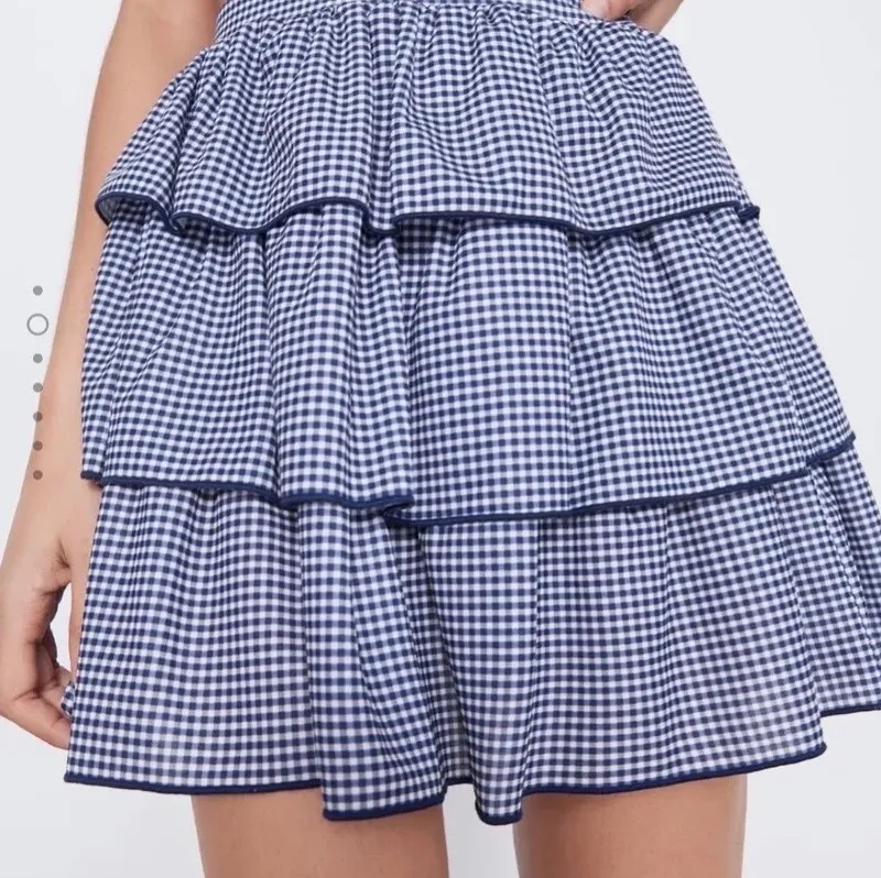 Säljer nu denna superfina och trendiga kjolen från Zara. Superfin som passar till det mesta! 😍 Riktigt fin kjol i fint skick! Passar xs-m ✨✨✨ Hör av dig vid frågor!! 💞💞. Kjolar.