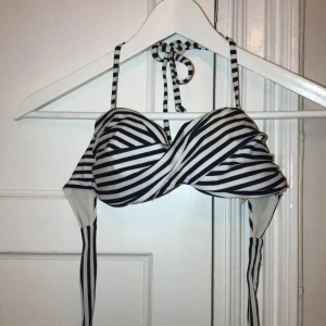 H&M bikiniöverdel strl 36 - Blå- och vitrandig bikiniöverdel från H&M i strl 36. Nypris 149kr 💙🤍