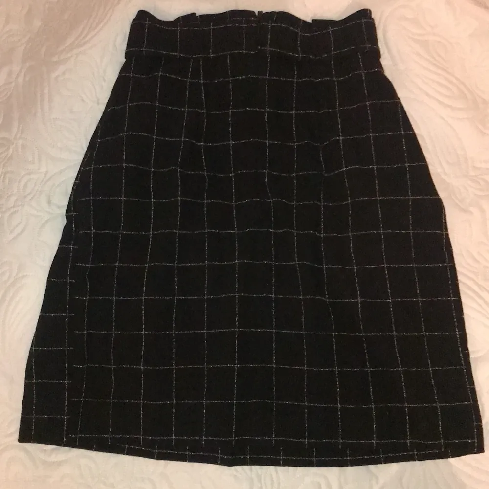 Oanvänd svart- och vitrutig kjol i strl 34 från H&M. Nypris 349kr 🖤🤍. Kjolar.
