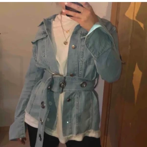 Jeansjacka  - Jeansjacka från nakd jätte fin men kommer inte till användning är storlek xs men är ganska stor passar s och en liten m pris går att diskutera vid snabb affär 