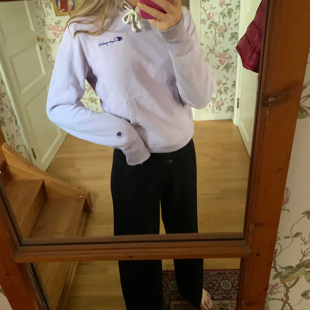 Säljer denna hoodie från champion. Den är köpt secondhand men är i väldigt bra skick. Säljer då den inte kommer till användning. Hör av dig privat vid frågor eller intresse😊💞FRAKT KNGÅR INTE!. Tröjor & Koftor.