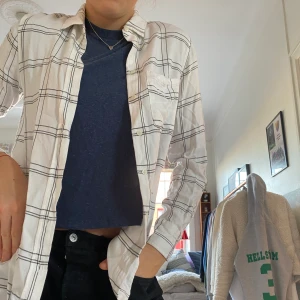Rutig skjorta - Perfekta skjortan att ha som den är eller över ett linne eller T-shirt. Köpt på H&M och är storlek 36 (S). Dunderbra nu när det börjar bli lite kallare❤️❤️