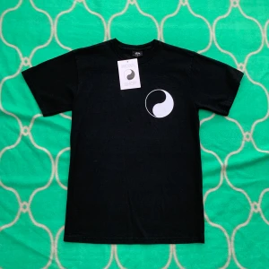 Our Legacy X Stussy Tee - 10/10 aldrig använd