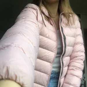 Dunjacka McKinley - Supersnygg rosa dunjacka från McKinley, kommer ej till användning. I mycket gott skick, som ny.