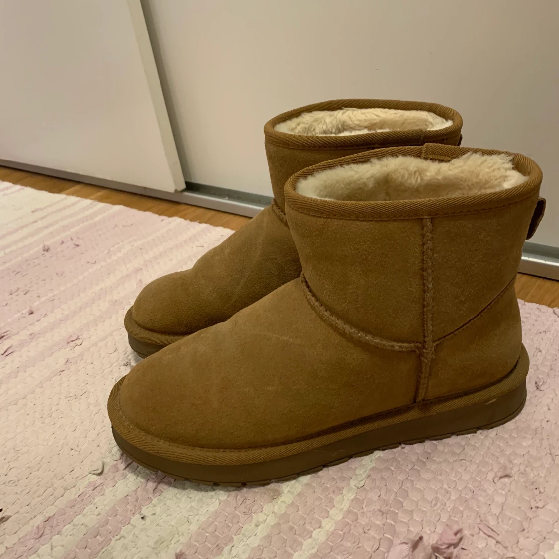 jättefina beiga fake-uggs - 91