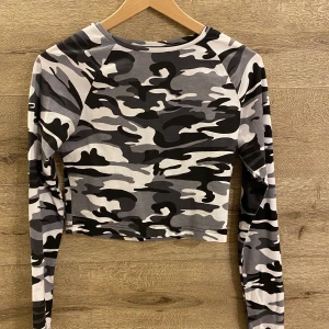 NA-KD Crop top  - En magtröja från nakd i strl S som knappt är använd.  120 kr inkl frakt🌸