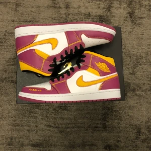 Air Jordan 1 Mid Dia De Los Muertos - Hej. Jag säljer några helt nya par Air Jordan 1 Mid DDLM i storlekarna 42,5 och 43 för 1700kr st. Fraktar samma eller nästa dag efter betalning.