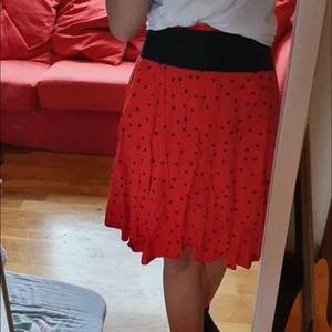 Röd prickig kjol - Säljer denna söta kjol i fint skick. Köote den för 200 men säljer den för 70 (frakt ingår i priset)