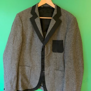 Kavaj från Fifth avenue shoe repair  - Grå kavaj från Fifth avenue shoe repair. Large. Ganska smal passform. 