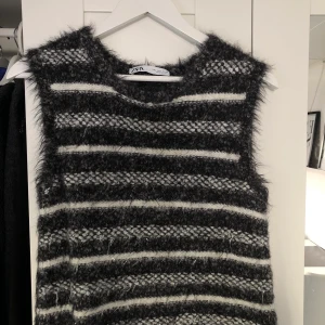 Zara väst - Supersnygg glittrig väst från Zara, knappt använd! 💕💕 Den är i strl. L men skulle mer säga att den är som en S/M