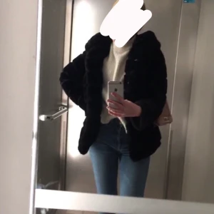 Jacka i fuskpäls - Intressekoll på min superfina jacka i fakepäls. Jätta varm och mysig!! Har stor luva och stängs med knappar. Använt en del förra hösten och vintern men känner inte riktigt att det är min stil längre. Fint skick!! Nypris 999kr.