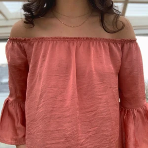 Off shoulder tröja - Superfin rosa off shoulder tröja, köpt i USA. Man kan även ha ärmarna över axlarna ✨✨🌸 Frakt 50kr⚡️ Men kan även mötas upp