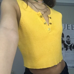 Zara tröja  - En gul crop top från zara med guldfärgade knappar. Köpte den i somras från zara men känner att jag inte kommer använda den något mer. Super skön att ha på sig och lätt att matcha till jeans, Kjol eller shorts. Frakten ligger på 65kr men kan också mötas upp i Stockholm 