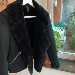 Höst & vinterjacka - Jättefin och varm mockajacka från Zara! Så skönt foder inuti, knappt använd så i bra skick🖤