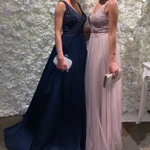 Maxi dresses  - Säljer två klänning. Marinblå köpt ifrån Dressrum Linne Göteborg, -strl 32/34 -säljes för 2500kr priset kan diskuteras. Lila/rosa -strl 34 -säljes för 990kr priset kan diskuteras 