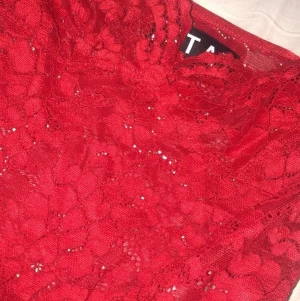 Tre olika plagg - En röd spetsbody i storlek S från carlings, aldrig använd. En grön hoodie från carlings storlek S och kortare i modellen. Vita kostym byxor från bik bok med vida ben storlek XS.