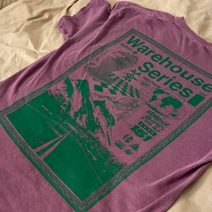 Lila T-shirt  - Gammel-lila T-shirt med grönt tryck, oversized, storlek S-M(jag har XS/S), köpt på weekday för 300kr, nyskick❤️